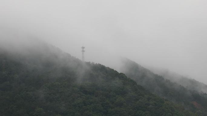 山区电塔雨中大雾