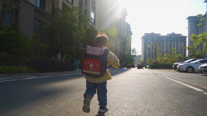 小孩读书上幼儿园背着书包奔跑小男孩背影