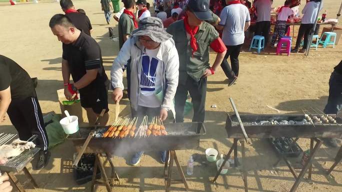 实拍野外露营烧烤