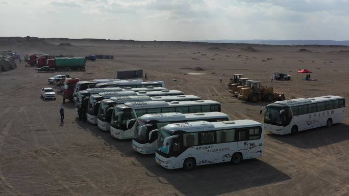 沙漠旅游客车护航旅客