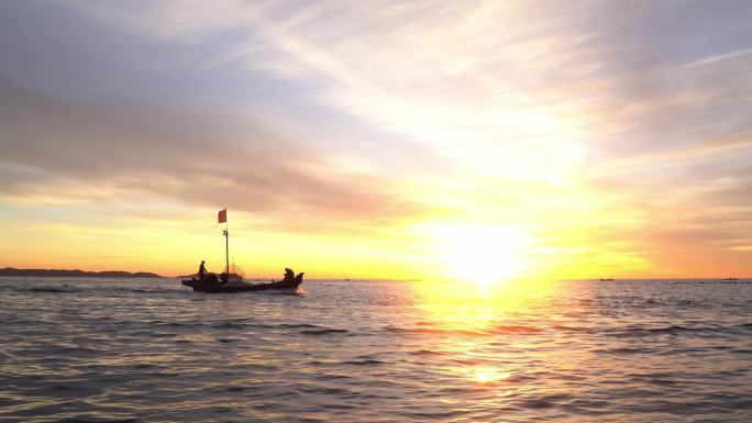 海上日出金色海洋捕鱼渔船出海船只出海捕鱼