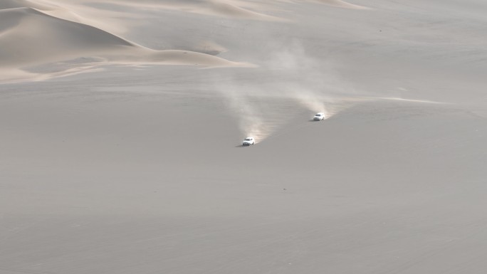 4k航拍沙漠外行驶的车