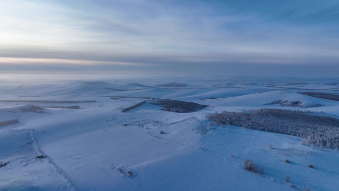 航拍冷空气笼罩的苍茫雪原夕照