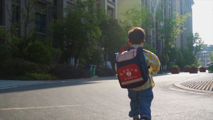 欢乐童年时光小男孩早晨读书上学向前奔跑
