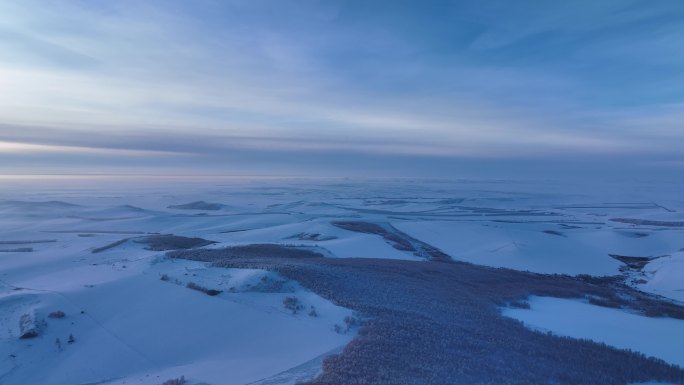 航拍冷空气笼罩的苍茫雪原夕照