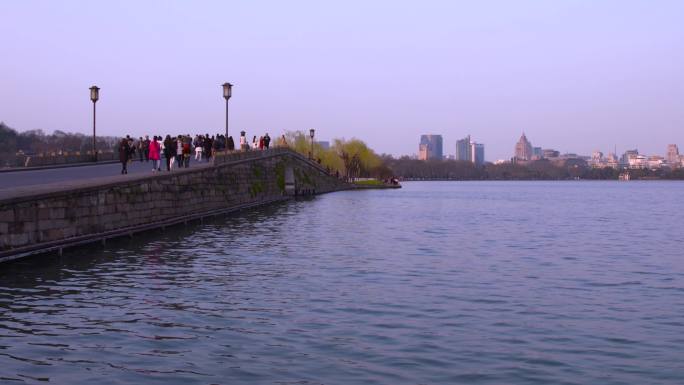 旅游景点 人群 江边游客