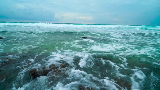 海边景色 沙滩游玩的人群 海鸥海浪海滩