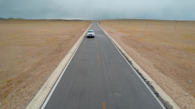 西藏旅游风光317国道颠簸路面行驶汽车