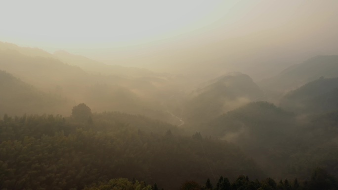 云层之上云雾缭绕的山峰