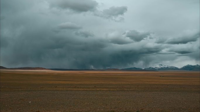西藏旅游风光317国道冈底斯山戈壁降雨云