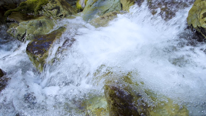 大自然山泉水溪流