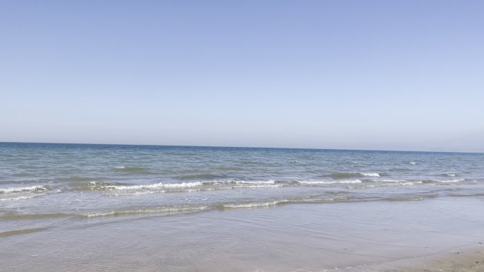 晴朗海边海浪海滩白昼海岸线空镜