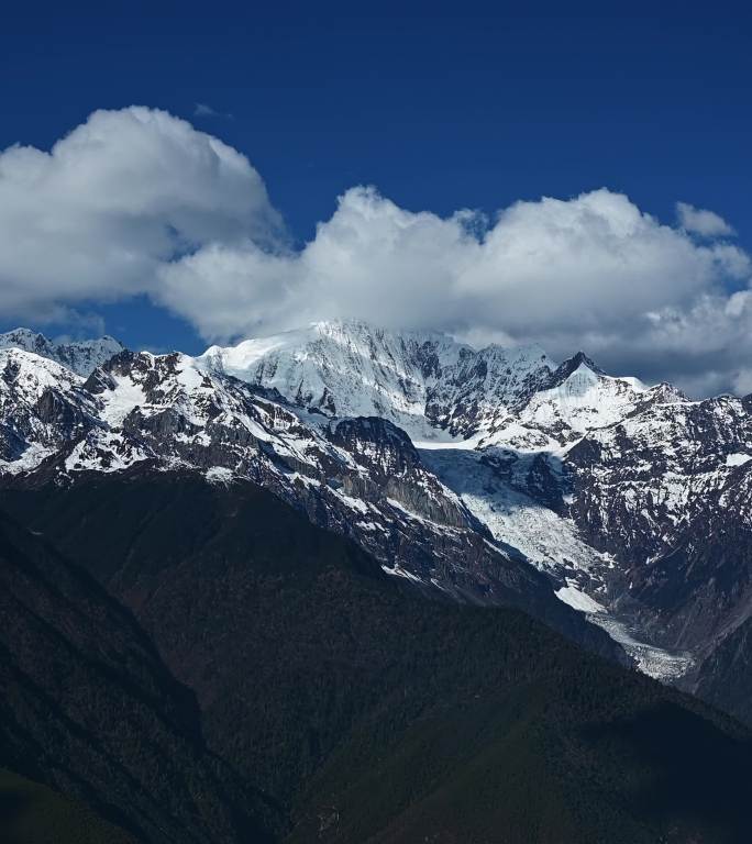 蓝天白云下的梅里雪山竖屏