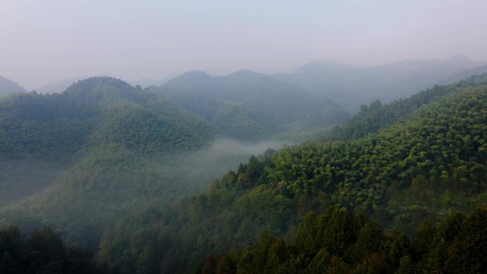 云层之上云雾缭绕的山峰