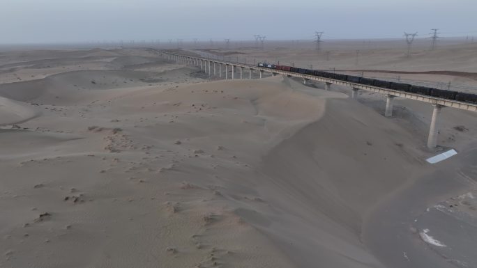 4k航拍沙漠公路铁路火车行驶