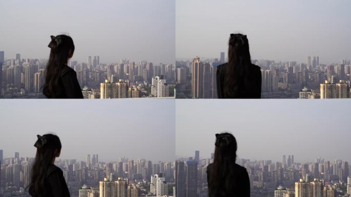 美女站在高处看城市风景欣赏眺望城市风光
