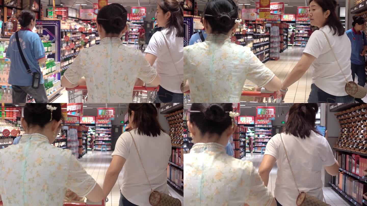 2个女人逛超市购物