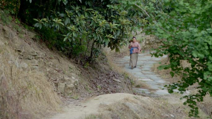 古代村民在村口