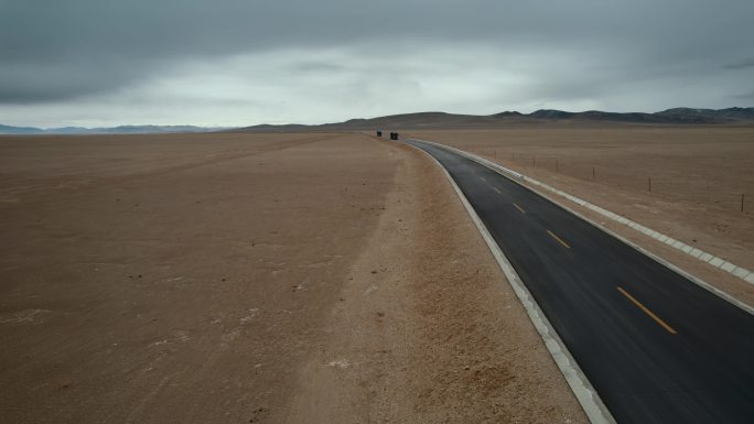 西藏旅游风光317国道冈底斯山戈壁公路