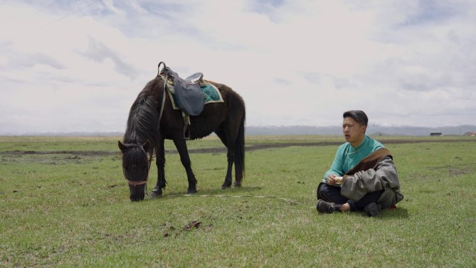 藏族人骑马休息