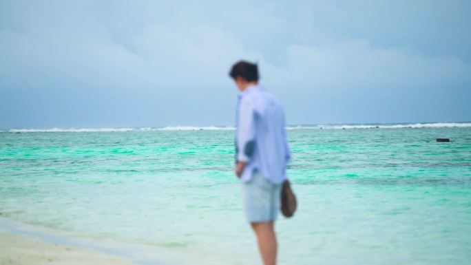 海边景色 沙滩游玩的人群 海鸥海浪海滩