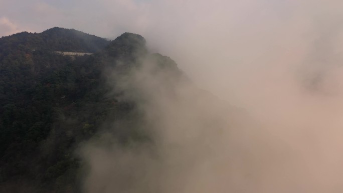 云层之上云雾缭绕的山峰