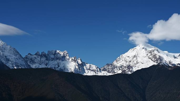 蓝天白云下的梅里雪山