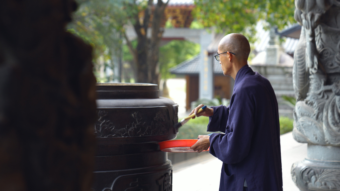 年轻人寺庙烧香拜佛躺平