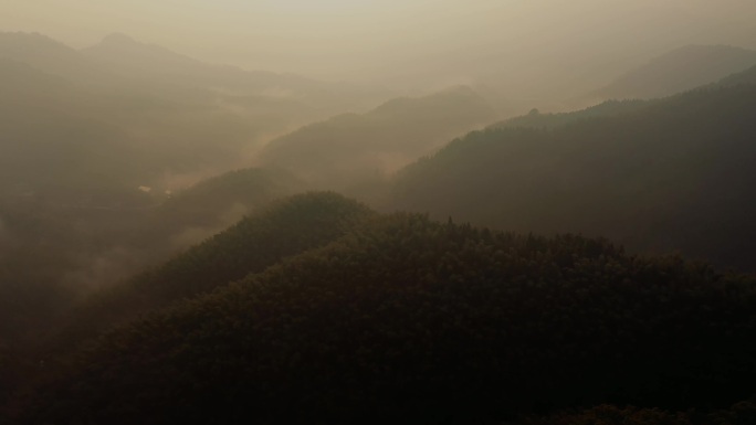 云层之上云雾缭绕的山峰