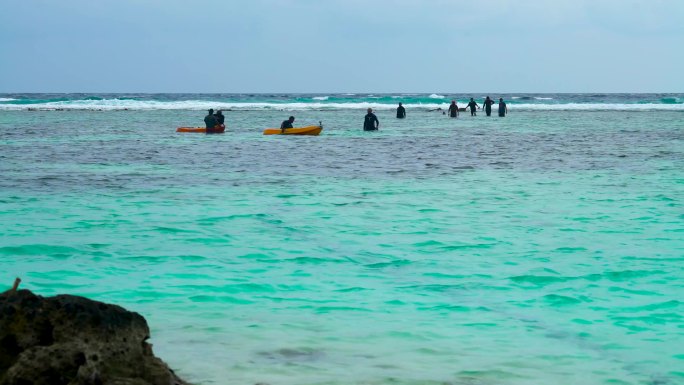 海边景色 沙滩游玩的人群 海鸥海浪海滩