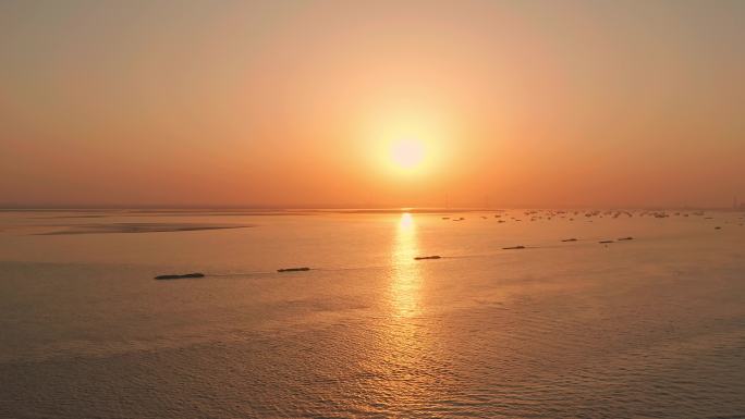 夕阳下长江灯塔指引方向引导船舶航行4K