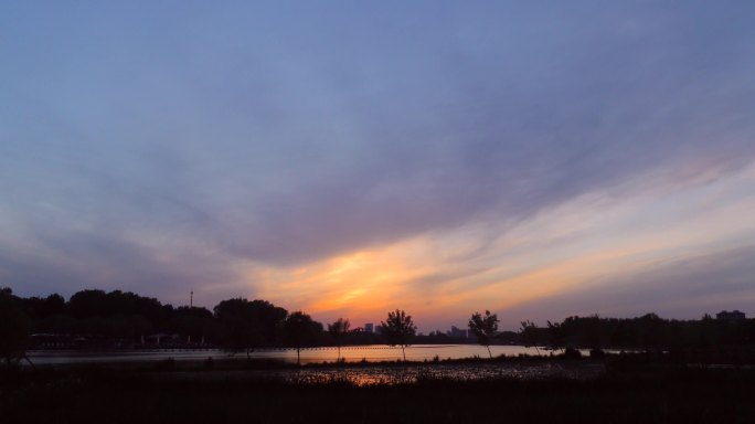 夜幕降临河边暮色落日余晖傍晚河边夜色