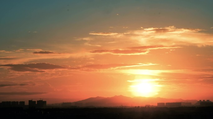 梦幻暖色调城市夕阳日落云彩延时拍摄广州