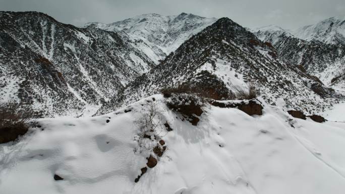 西藏旅游风光317国道近观萨普神山