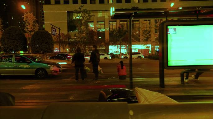 城市夜晚公交站台等车的行人人流延时