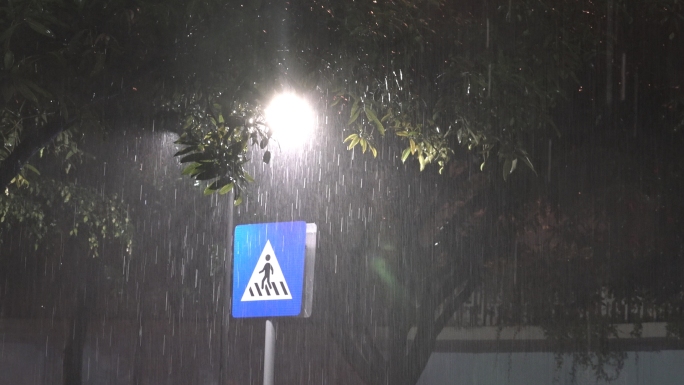 暴雨台风夜水务人员进行抢修素材  50帧