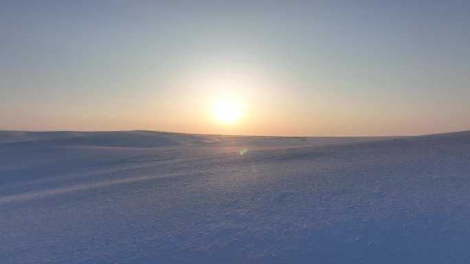 航拍4K冬日冰雪覆盖的草原暮色