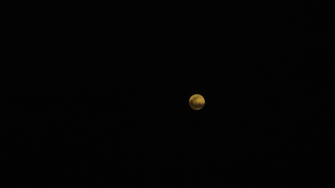 乌云穿过月亮