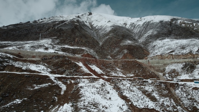 西藏旅游风光317国道萨普神山近景