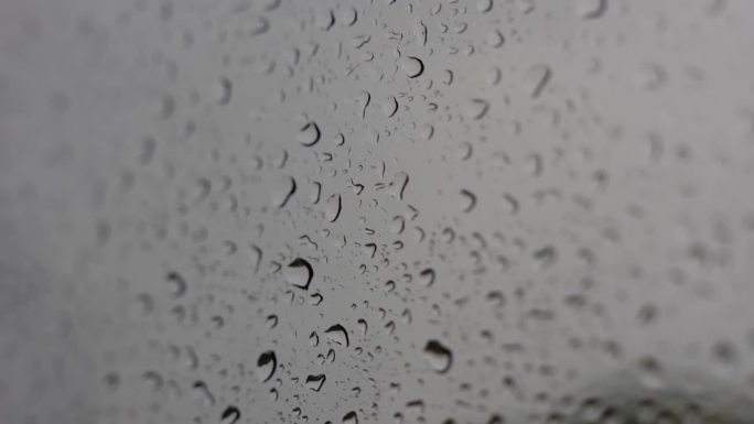 下雨天坐车乘车车窗雨滴意境空镜失落情绪
