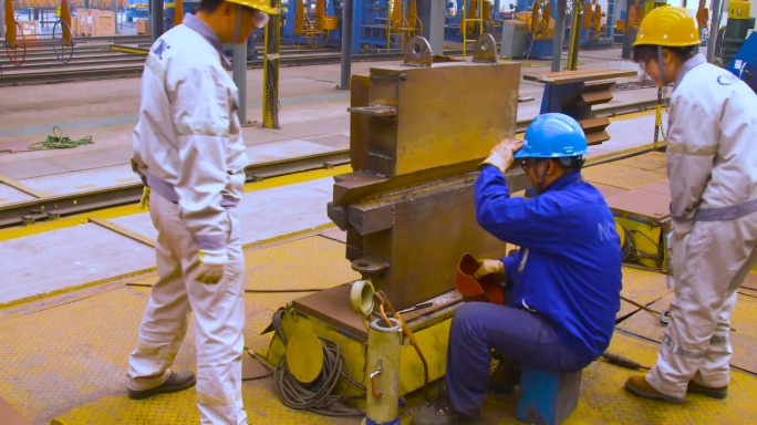 钢铁厂车间 电焊焊接 电焊火花