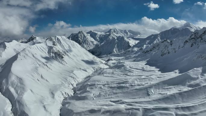 德姆拉山垭口雪景航拍雪山冰天雪地