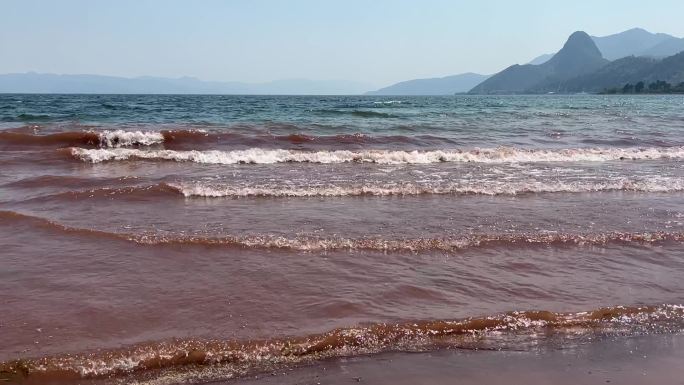 红沙滩海浪