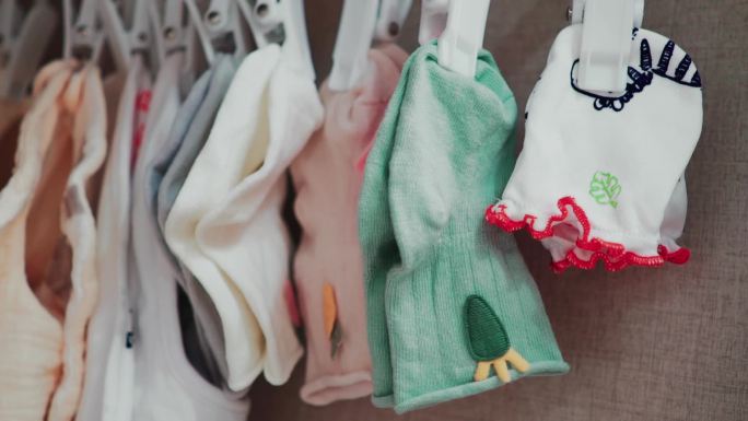 衣柜里的婴儿袜子和衣服