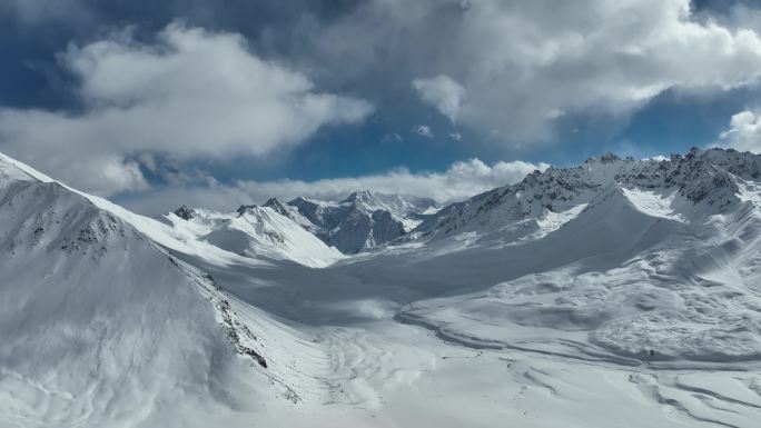 德姆拉山垭口雪景航拍雪山冰天雪地