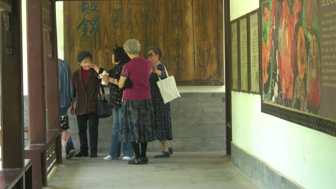 几名老年人结伴游玩在走廊散去人文实拍4K