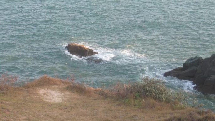 悬崖海边涨潮仙人井景区