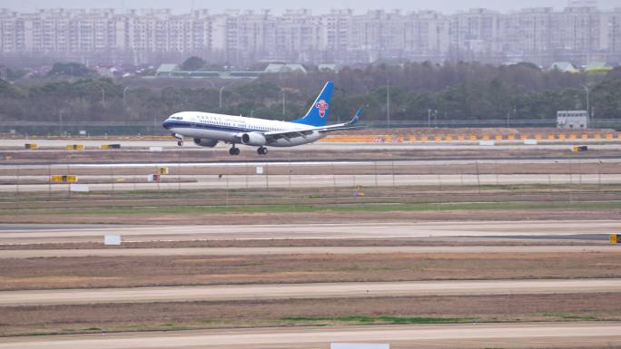 南方航空飞机在浦东机场降落