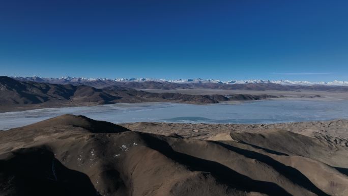 西藏当却藏布水系沙漠湖水雪山同一画面