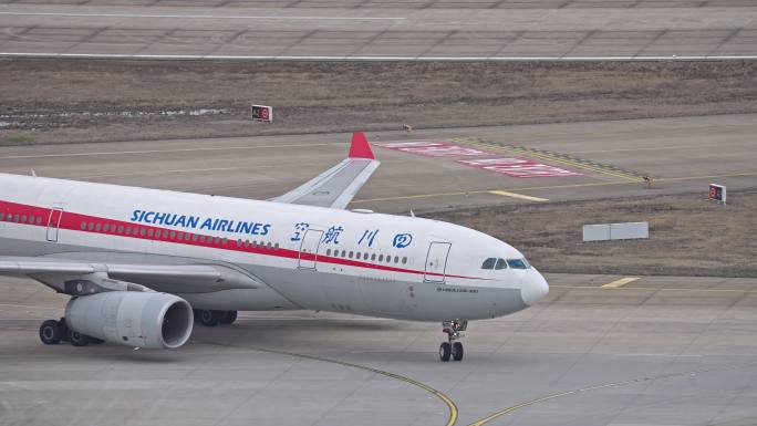 四川航空飞机在浦东机场跑道滑行